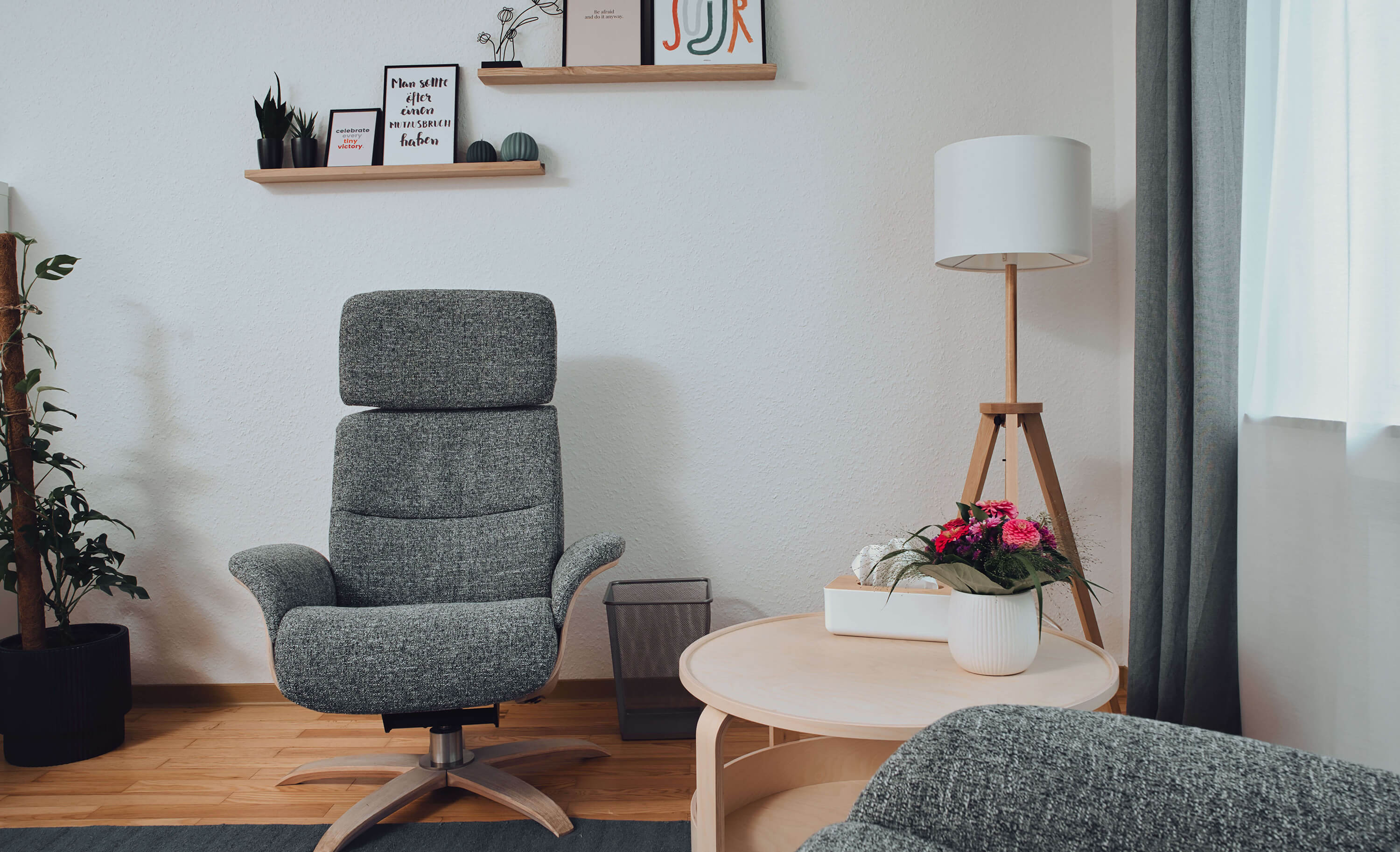 Behandlungsraum mit bequemen Sesseln