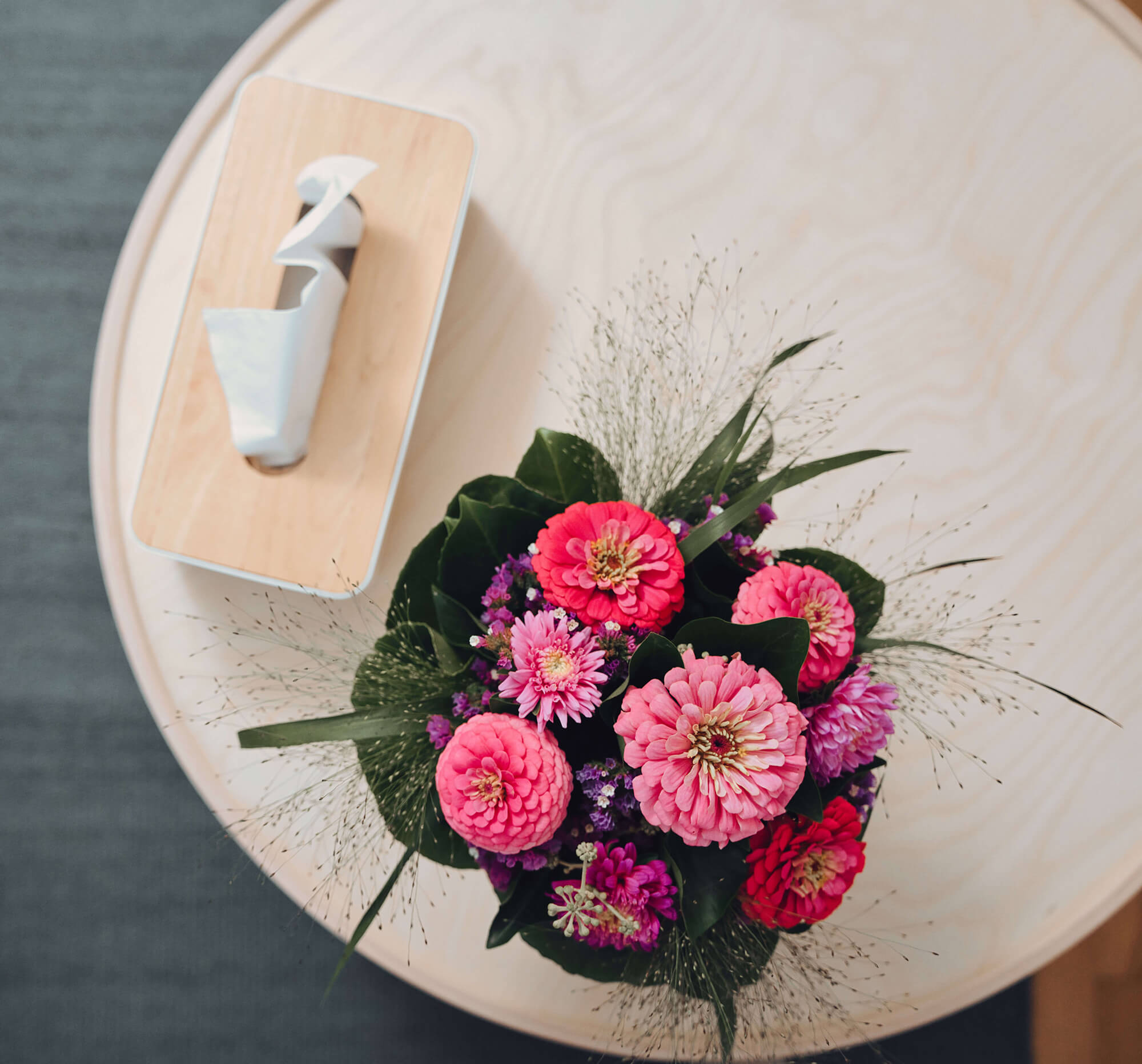 Blumenstrauß auf einem Tisch