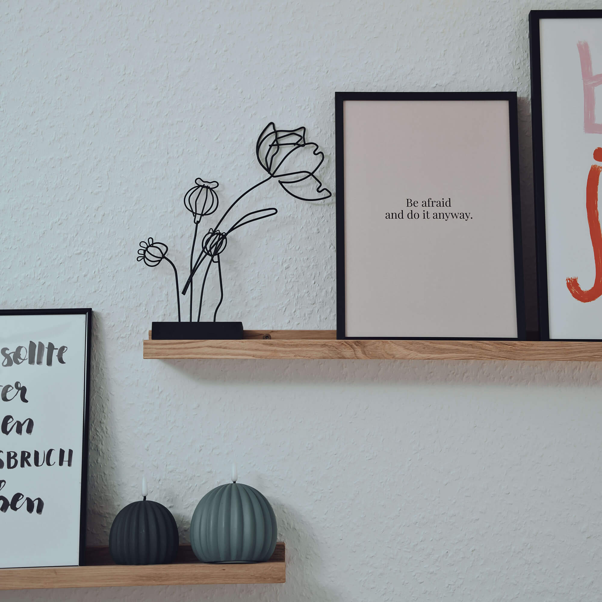 Bilderrahmen auf einer Bilderleiste mit aufmunternden Sprüchen