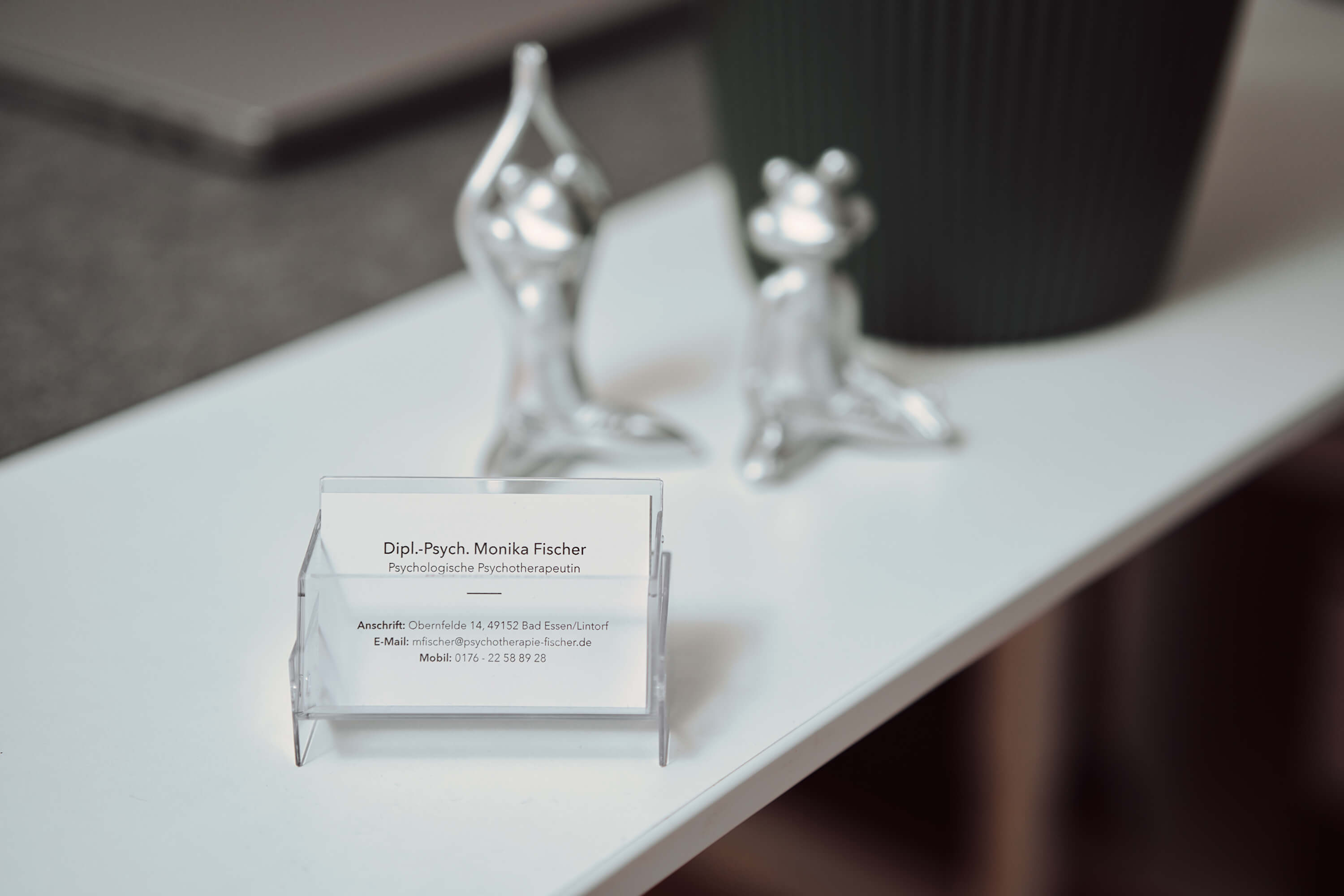 Schreibtisch, auf dem eine Visitenkarte liegt